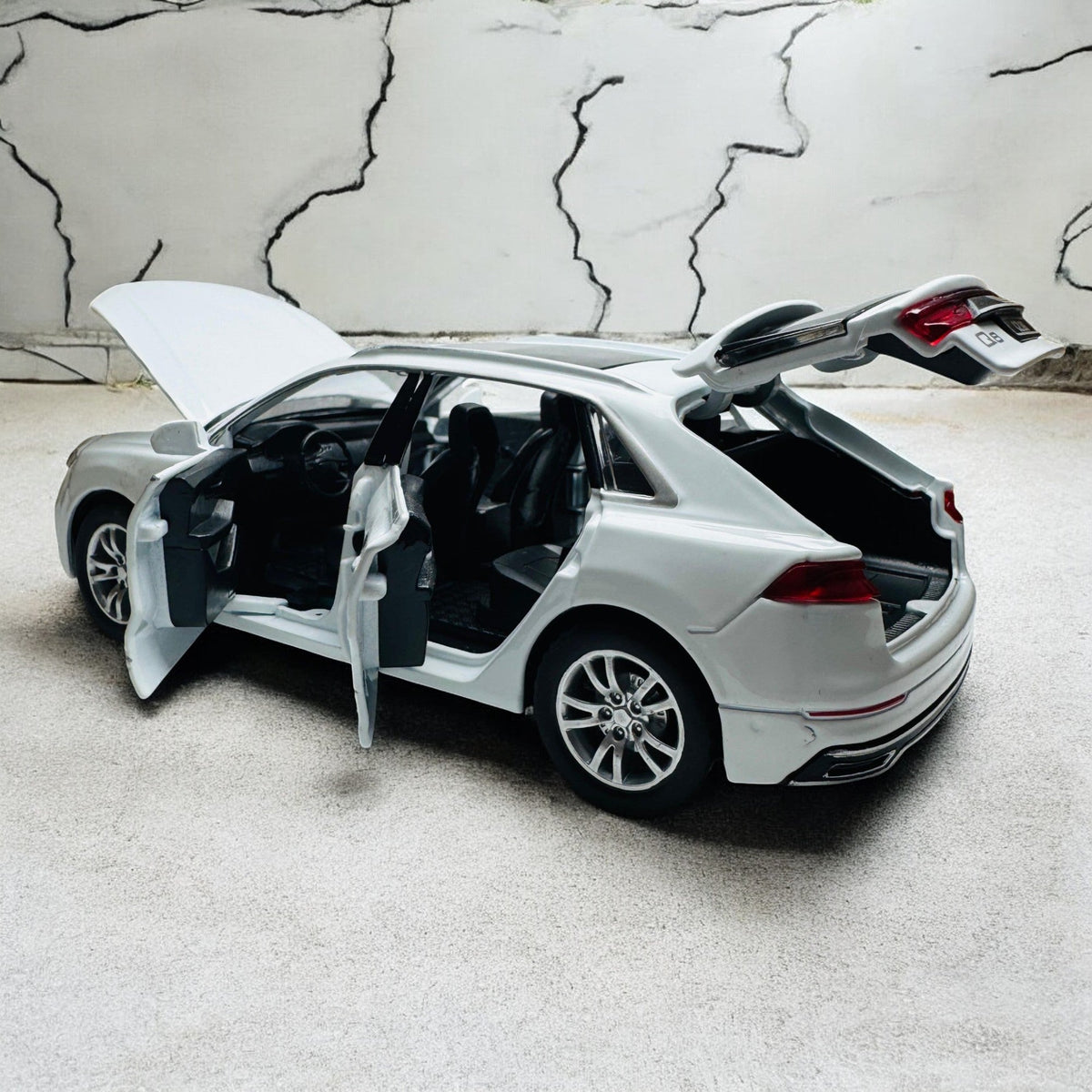Audi Q8 1:24 diecast scale model car collectible | Assorted Colors